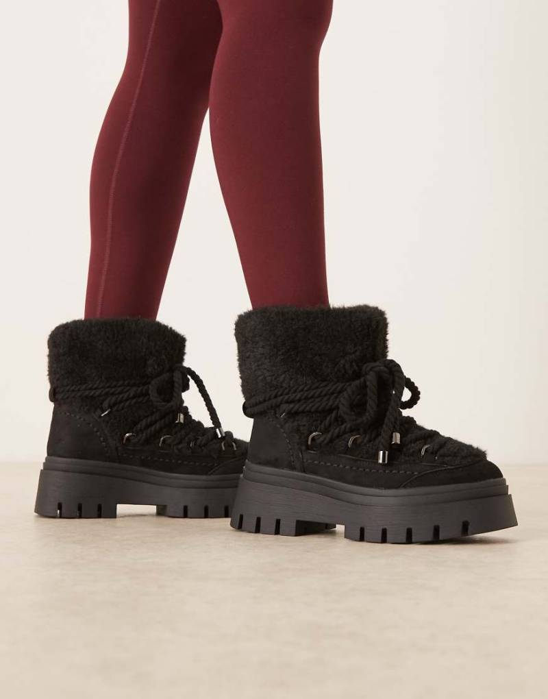 ASOS DESIGN - Acclaim - Schneestiefel zum Schnüren in Schwarz mit Lammfellimitat von ASOS DESIGN