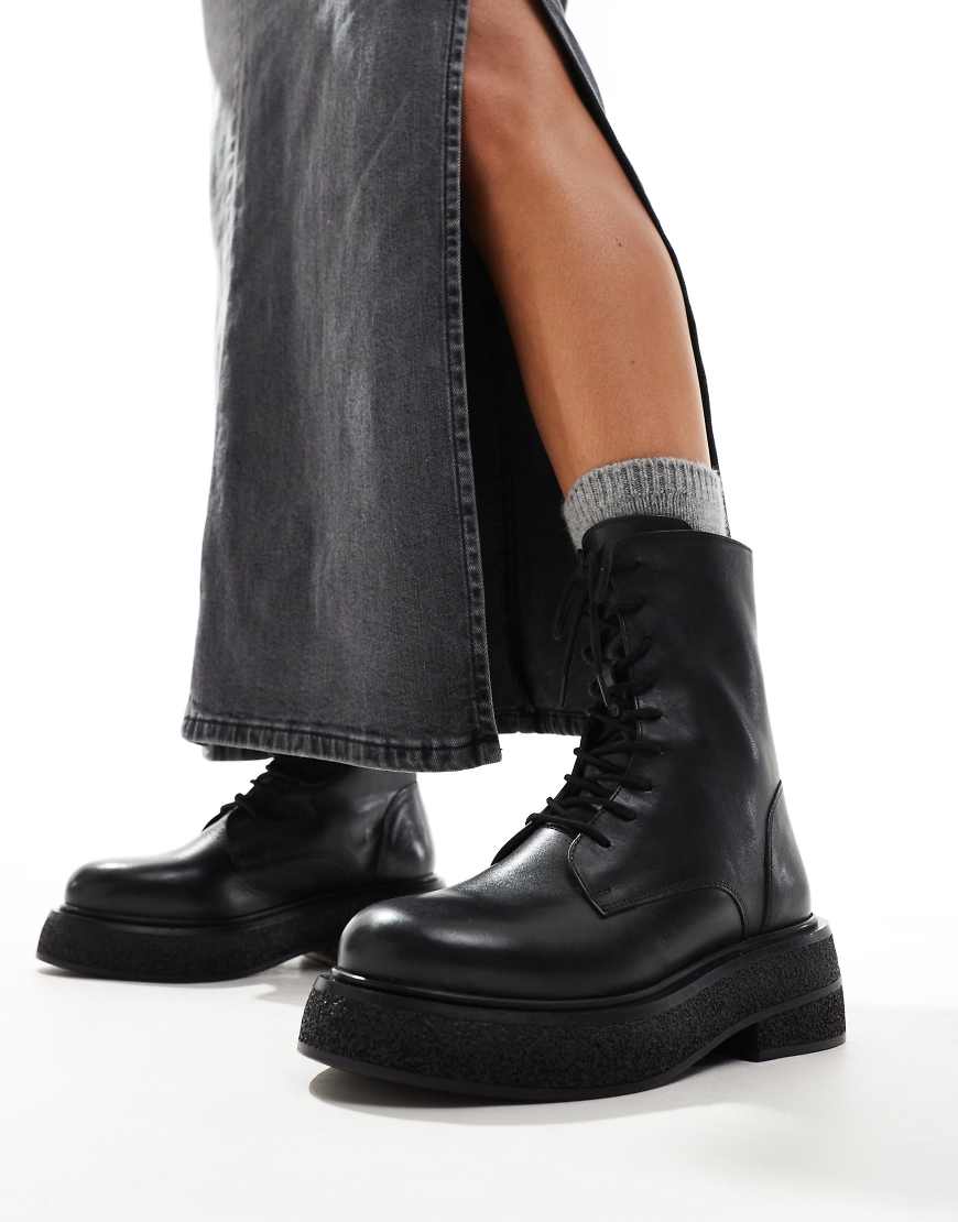 ASOS DESIGN - Addison - Flache Lederstiefel in Schwarz mit Schnürung von ASOS DESIGN