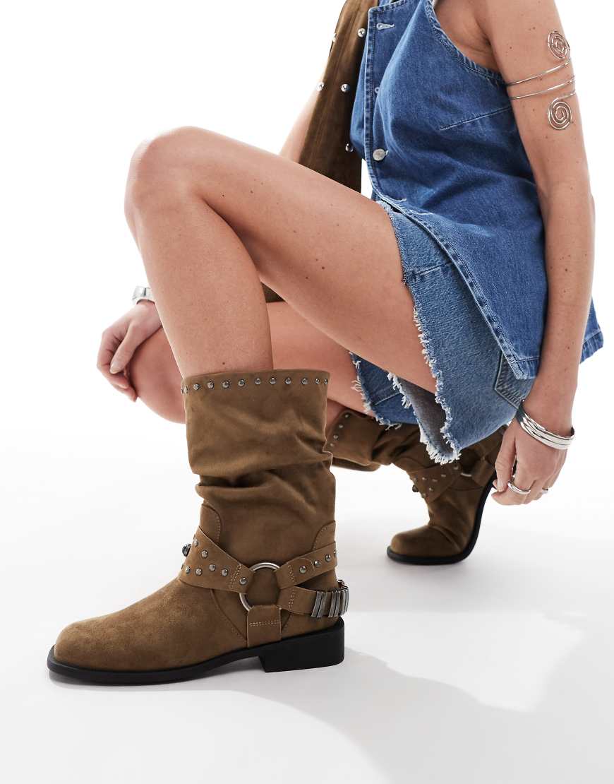 ASOS DESIGN - Alara - Flache Biker-Stiefel in Taupe mit Metalldetails und lockerem Schaft-Blonde von ASOS DESIGN