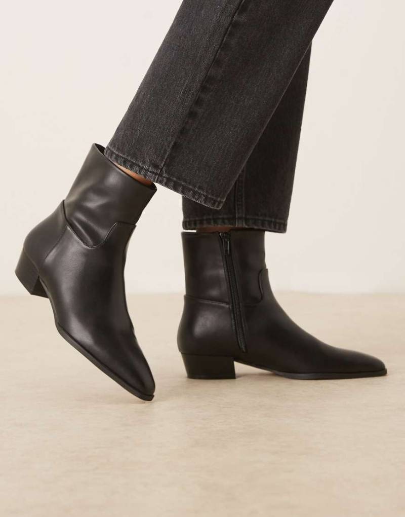 ASOS DESIGN - Albie - Flache, spitze Ankle Boots in Schwarz von ASOS DESIGN