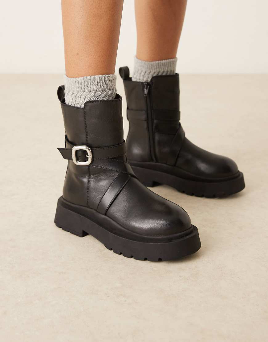 ASOS DESIGN - Amelia - Flache Ankle-Boots aus Leder in Schwarz mit Schnallendetail und dicker Sohle von ASOS DESIGN