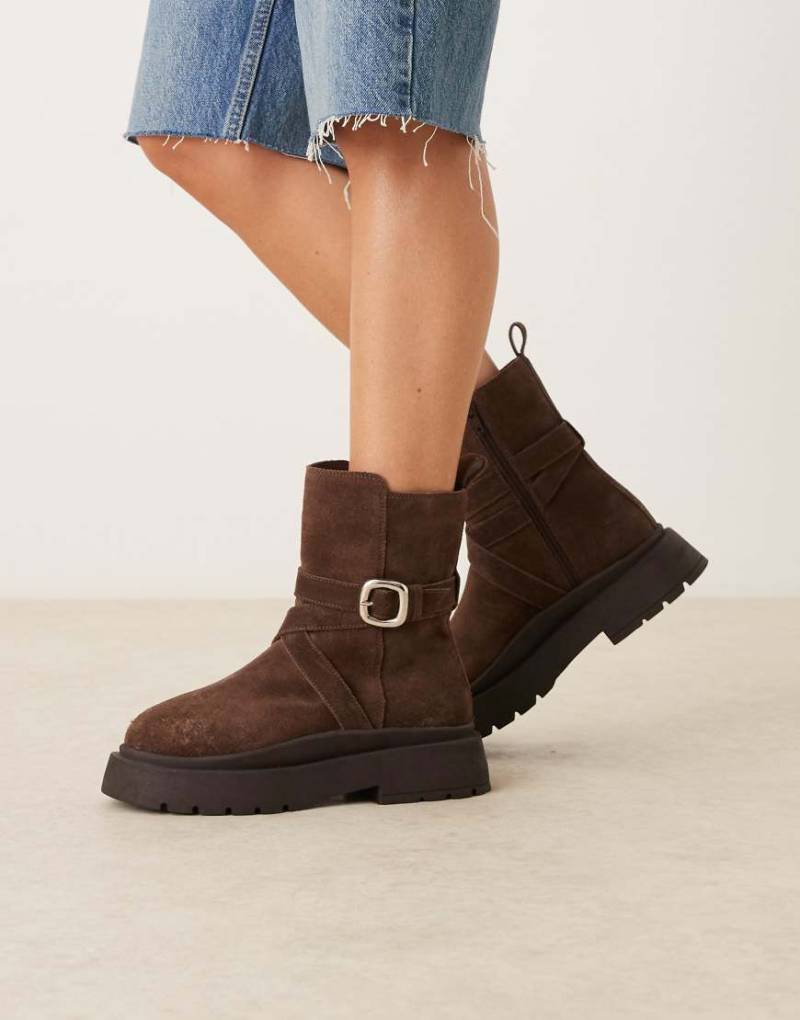 ASOS DESIGN - Amelia - Flache Ankle-Boots aus Wildleder in Schokobraun mit Schnallendetail und dicker Sohle-Brown von ASOS DESIGN