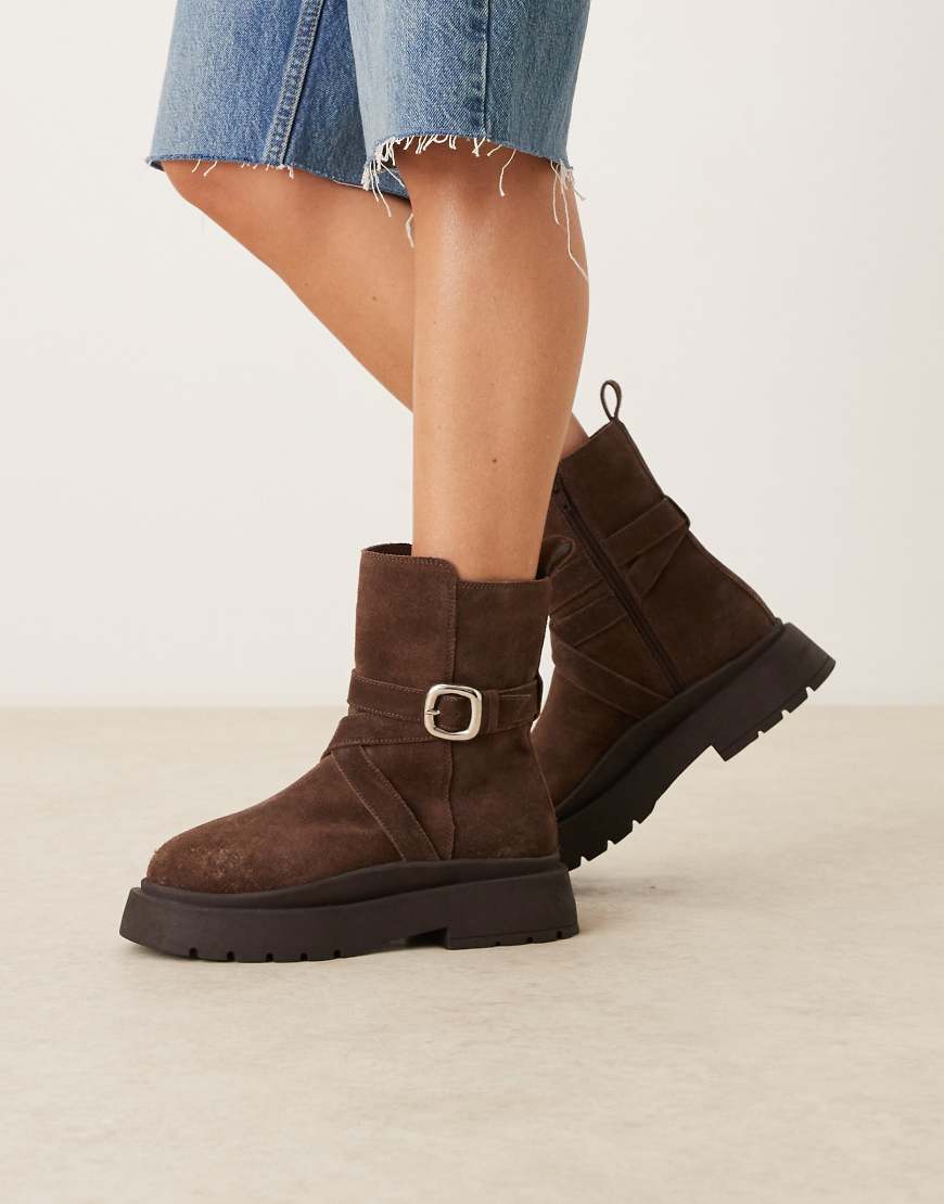 ASOS DESIGN - Amelia - Flache Ankle-Boots aus Wildleder in Schokobraun mit Schnallendetail und dicker Sohle-Brown von ASOS DESIGN