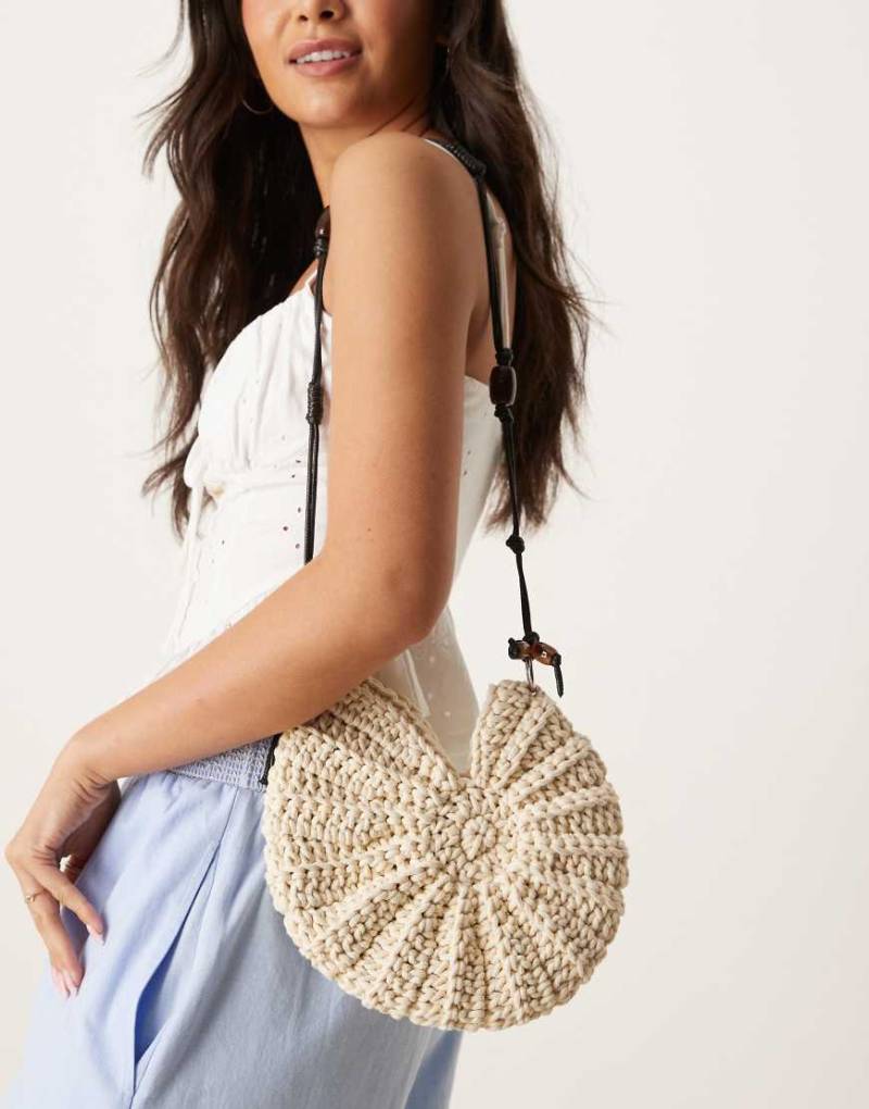 ASOS DESIGN - Ammonit-Muschelförmige Umhängetasche in cremeweißer handgefertigter Häkeloptik mit Zierperlen-Riemen von ASOS DESIGN