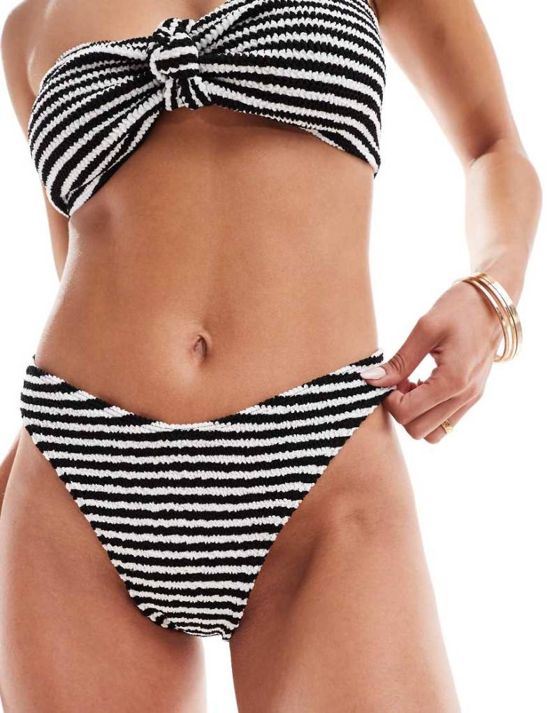 ASOS DESIGN - Amy - Hüfthohe Bikinihose in Schwarz-Weiß gestreift mit Knitterstruktur und hohem Beinausschnitt-Bunt von ASOS DESIGN