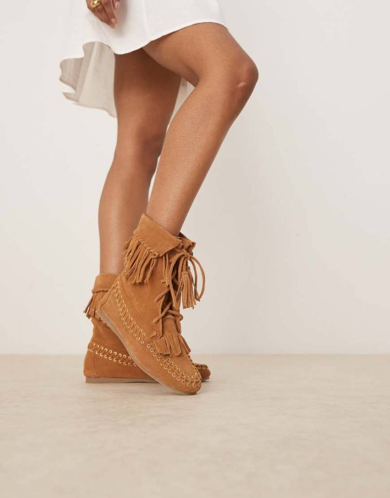 ASOS DESIGN - Anais - Ankle-Boots aus hellbraunem Wildleder mit Fransen von ASOS DESIGN