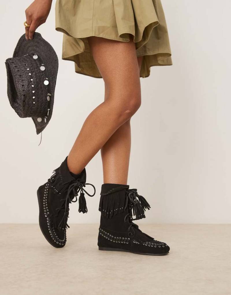 ASOS DESIGN - Anais - Ankle-Boots aus schwarzem Wildleder mit Fransen von ASOS DESIGN