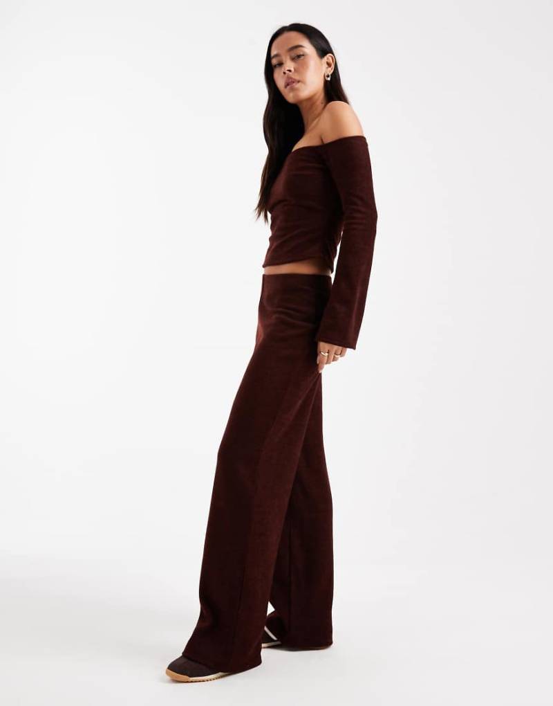 ASOS DESIGN - Angeraute, gerippte Hose in Schokobraun mit weitem Bein, Kombiteil-Brown von ASOS DESIGN