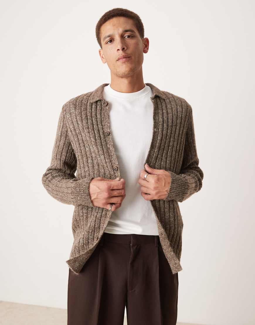ASOS DESIGN - Angeraute, gerippte Strickjacke in Braun mit Kragen ASOS DESIGN - Angeraute, gerippte Strickjacke in Braun mit Kragen von ASOS DESIGN