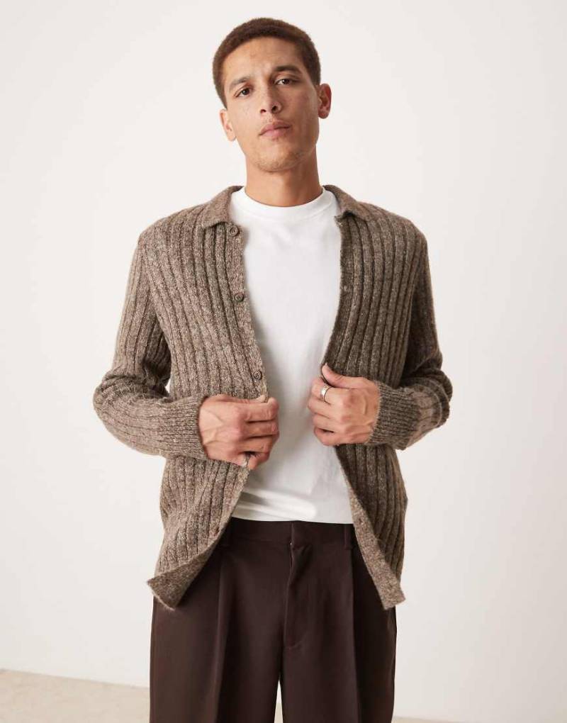 ASOS DESIGN - Angeraute, gerippte Strickjacke in Braun mit Kragen von ASOS DESIGN