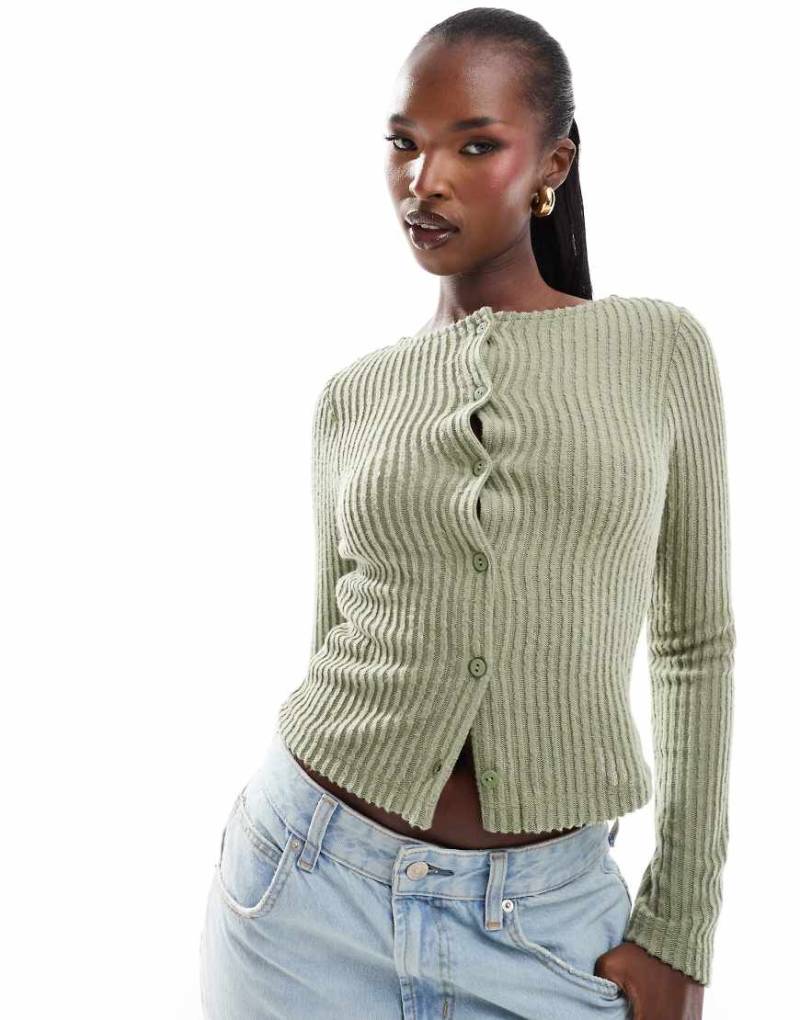 ASOS DESIGN - Angeraute, gerippte Strickjacke in Khaki mit knappem Schnitt-Grün von ASOS DESIGN