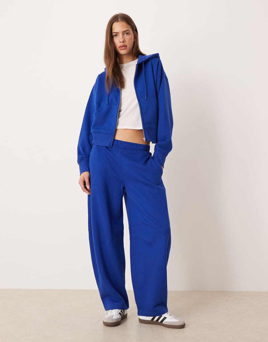 ASOS DESIGN - Angeraute Barrel-Jogginghose in kräftigem Blau von ASOS DESIGN