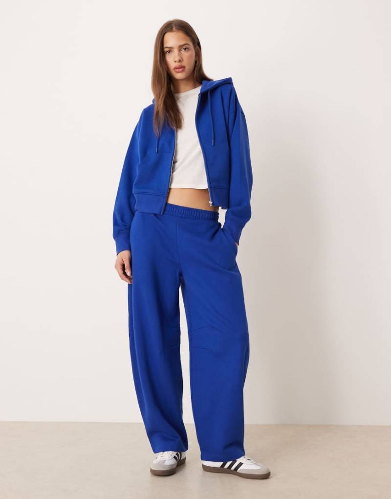ASOS DESIGN - Angeraute Barrel-Jogginghose in kräftigem Blau von ASOS DESIGN