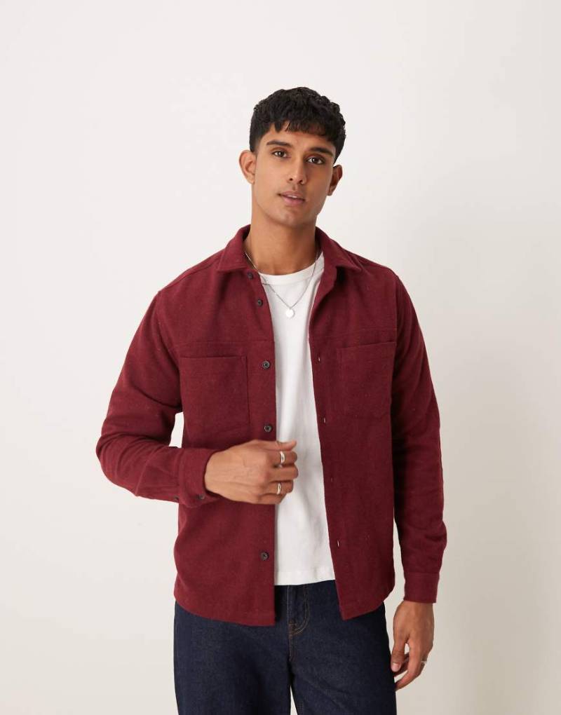ASOS DESIGN - Angeraute Hemdjacke in Burgunderrot von ASOS DESIGN