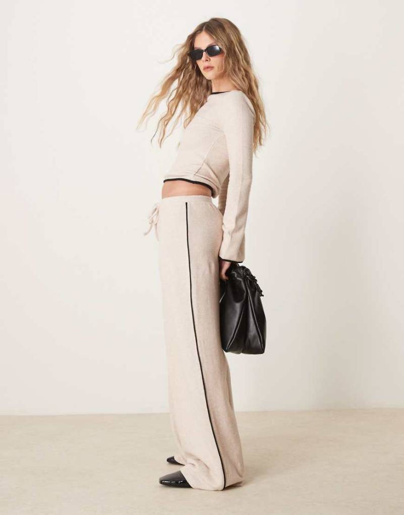 ASOS DESIGN - Angeraute Hose in Cremeweiß mit weitem Bein und Paspelierung, Kombiteil von ASOS DESIGN