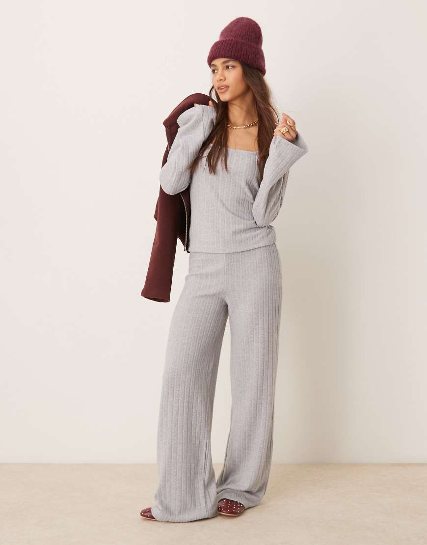 ASOS DESIGN - Angeraute Hose in Grau mit breiter Rippenstruktur und weitem Bein, Kombiteil ASOS DESIGN - Angeraute Hose in Grau mit breiter Rippenstruktur und weitem Bein, Kombiteil von ASOS DESIGN