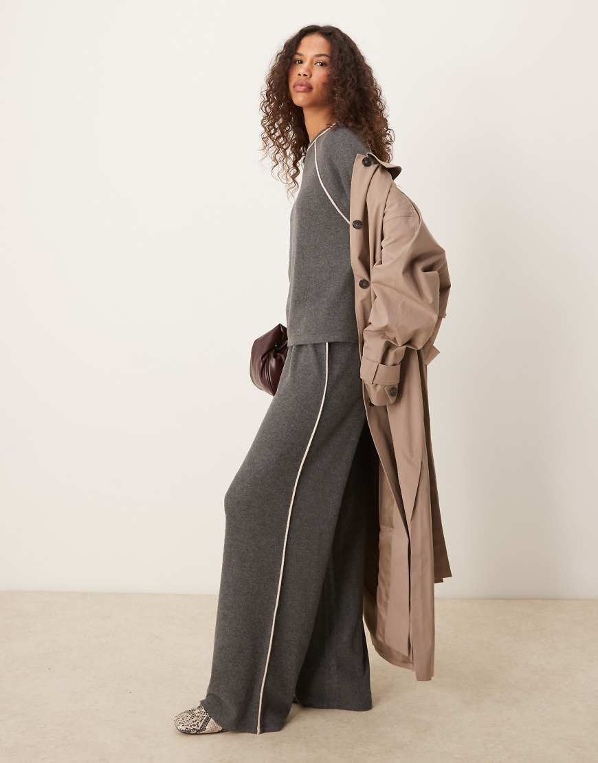 ASOS DESIGN - Angeraute Hose in Grau mit weitem Bein und Paspelierung ASOS DESIGN - Angeraute Hose in Grau mit weitem Bein und Paspelierung von ASOS DESIGN