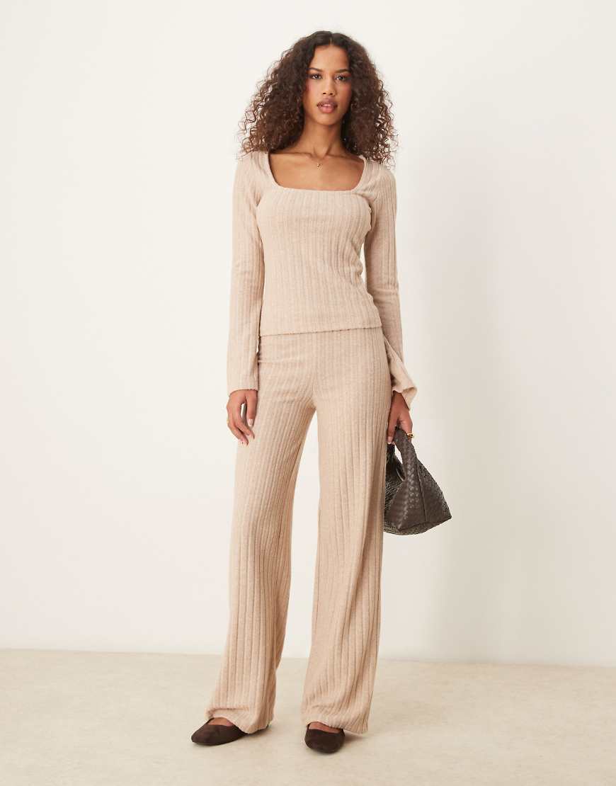 ASOS DESIGN - Angeraute Hose in Hellbeige mit breiter Rippenstruktur und weitem Bein, Kombiteil-Neutral ASOS DESIGN - Angeraute Hose in Hellbeige mit breiter Rippenstruktur und weitem Bein, Kombiteil-Neutral von ASOS DESIGN
