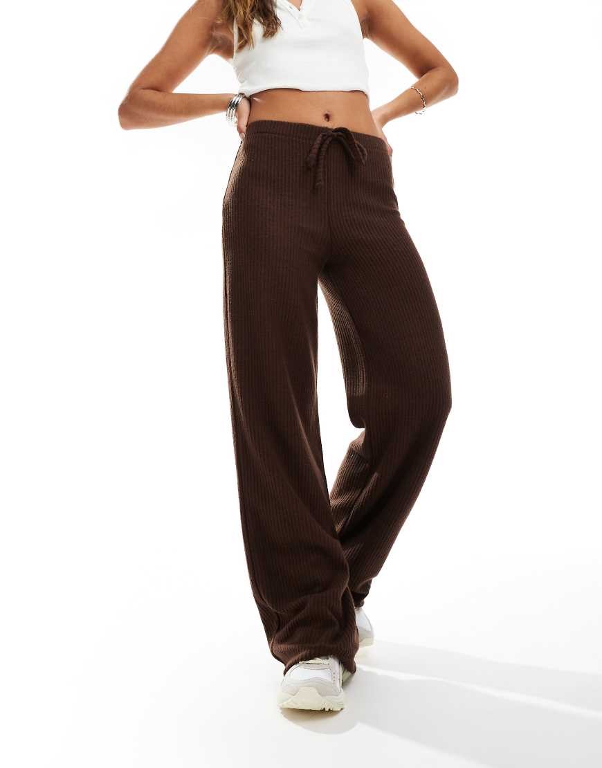 ASOS DESIGN - Angeraute Hose mit weitem Schnitt in Schokobraun ASOS DESIGN - Angeraute Hose mit weitem Schnitt in Schokobraun von ASOS DESIGN