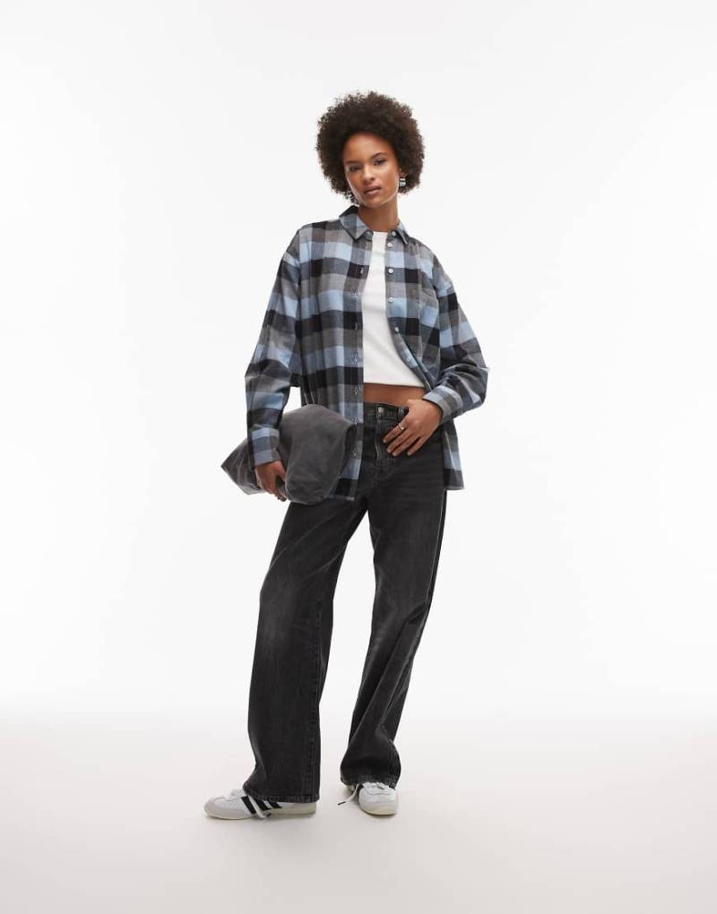 ASOS DESIGN - Angeraute Oversize-Hemdbluse in blau kariert von ASOS DESIGN