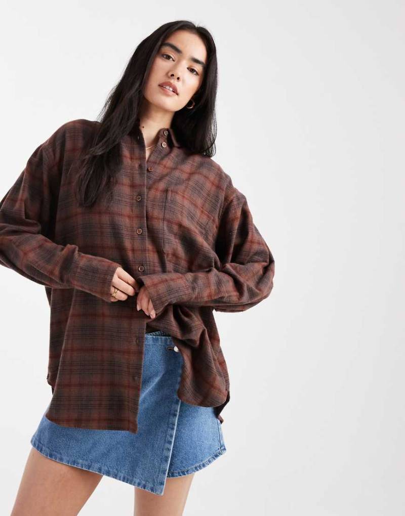 ASOS DESIGN - Angeraute Oversize-Hemdbluse in kariertem Braun-Brown von ASOS DESIGN