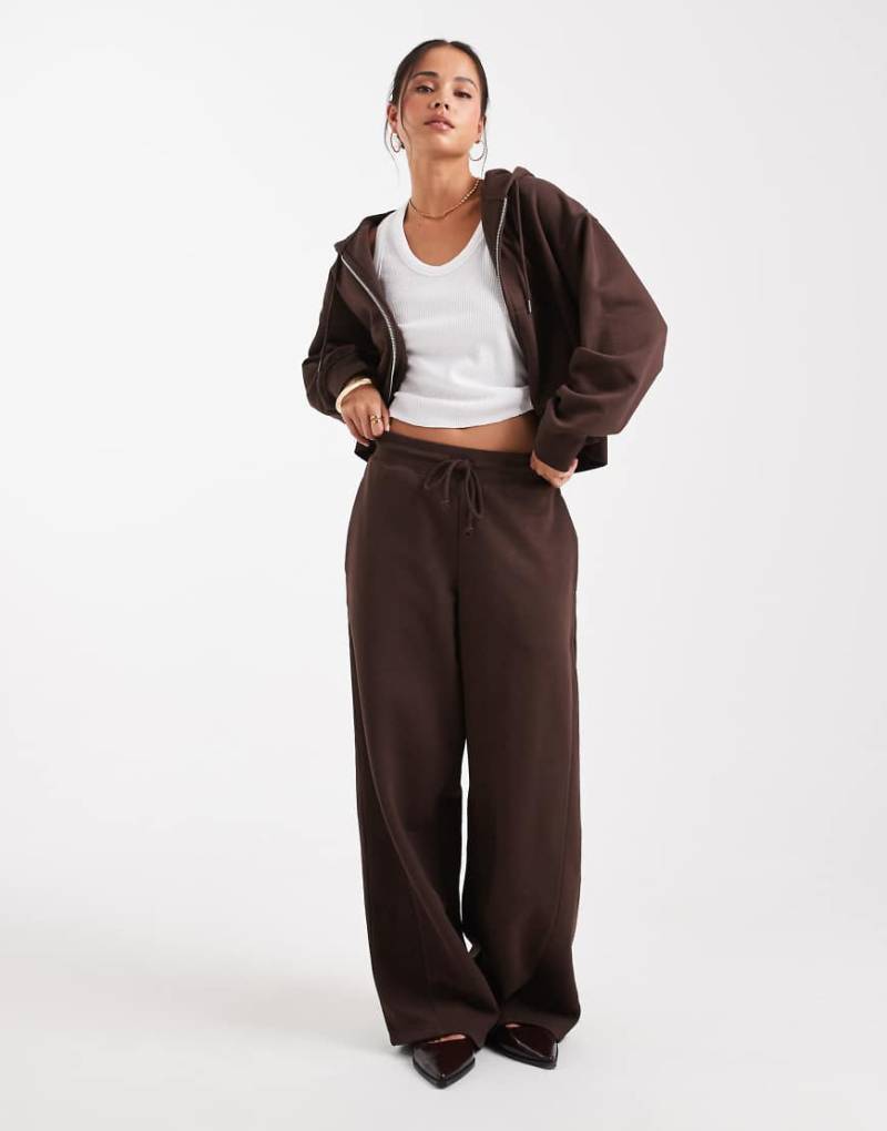ASOS DESIGN - Angeraute Oversize-Jogginghose mit weitem Bein in Schokobraun mit Nahtdetails-Brown von ASOS DESIGN