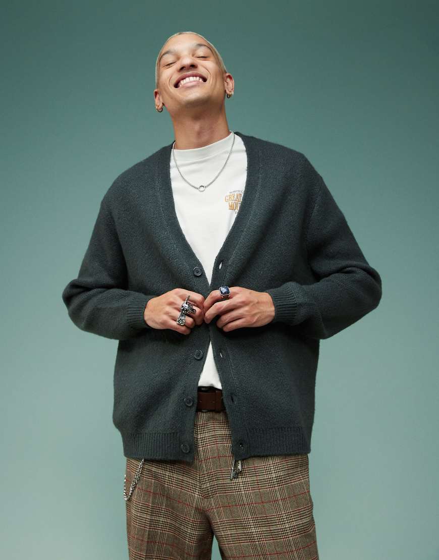 ASOS DESIGN - Angeraute Oversize-Strickjacke in Anthrazit-Grau ASOS DESIGN - Angeraute Oversize-Strickjacke in Anthrazit-Grau von ASOS DESIGN