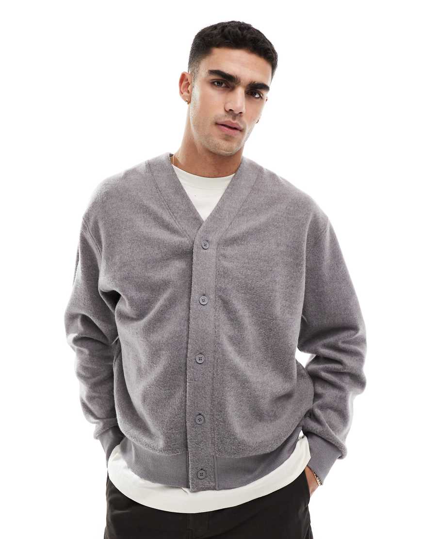 ASOS DESIGN - Angeraute Oversize-Strickjacke in Braun ASOS DESIGN - Angeraute Oversize-Strickjacke in Braun von ASOS DESIGN