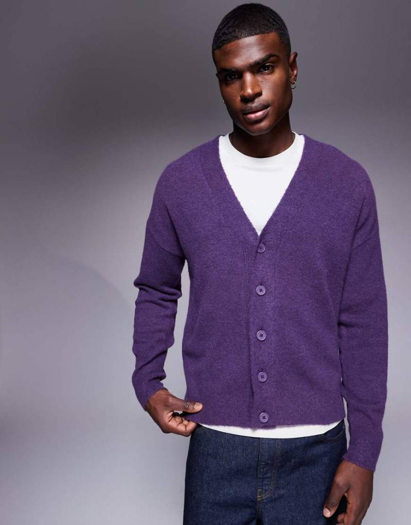 ASOS DESIGN - Angeraute Oversize-Strickjacke in Lila ASOS DESIGN - Angeraute Oversize-Strickjacke in Lila von ASOS DESIGN