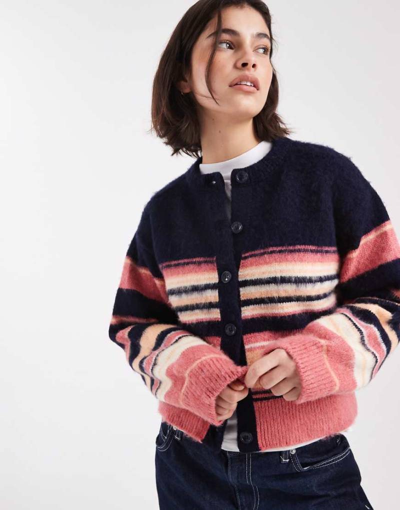 ASOS DESIGN - Angeraute Relaxed-Fit-Strickjacke in Marineblau mit Streifen und Rundhalsausschnitt von ASOS DESIGN