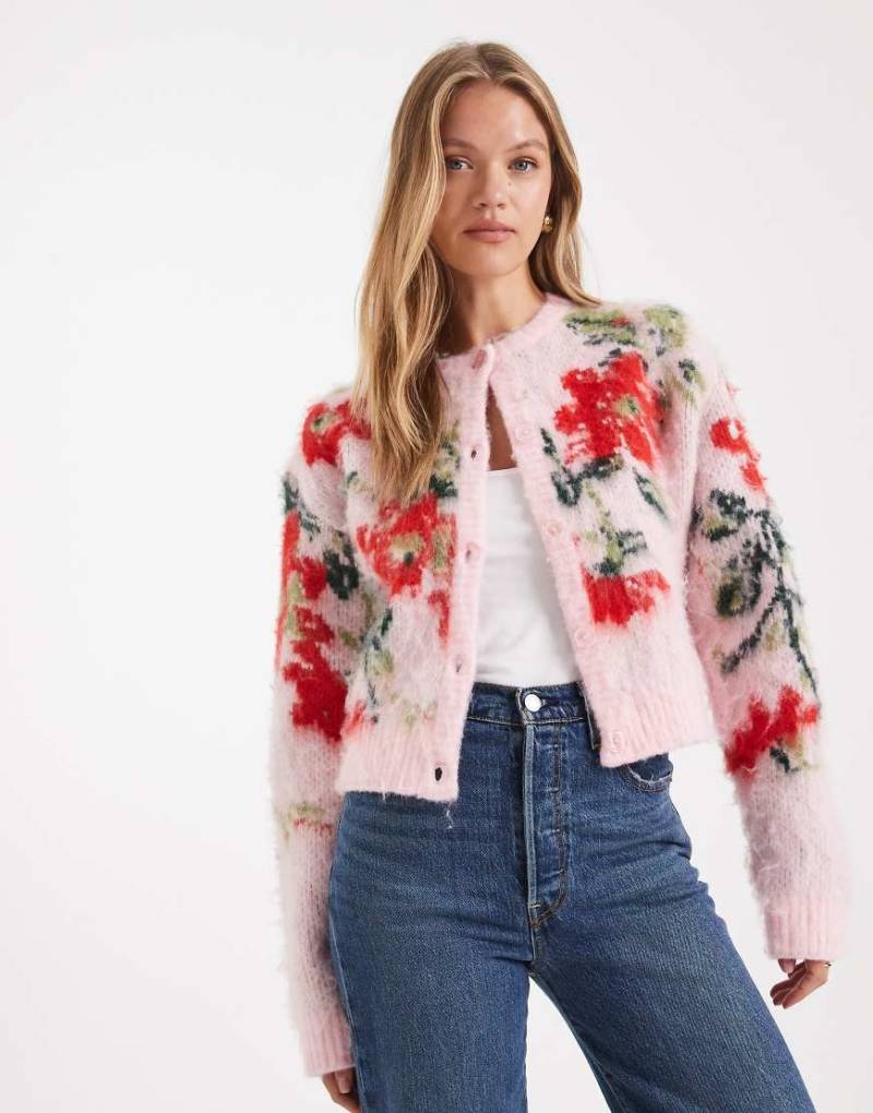 ASOS DESIGN - Angeraute Relaxed-Fit-Strickjacke in Rosa mit Blumenmuster von ASOS DESIGN