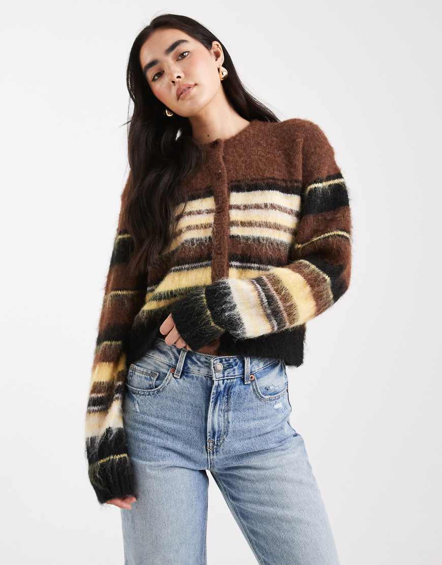 ASOS DESIGN - Angeraute Relaxed-Fit-Strickjacke in Schokobraun mit Streifen und Rundhalsausschnitt-Brown von ASOS DESIGN