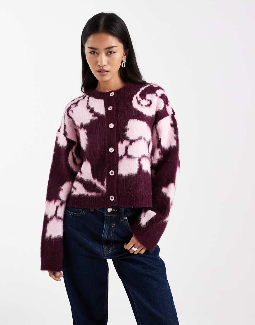 ASOS DESIGN - Angeraute Strickjacke in Pflaume mit Blumenmuster-Bunt von ASOS DESIGN