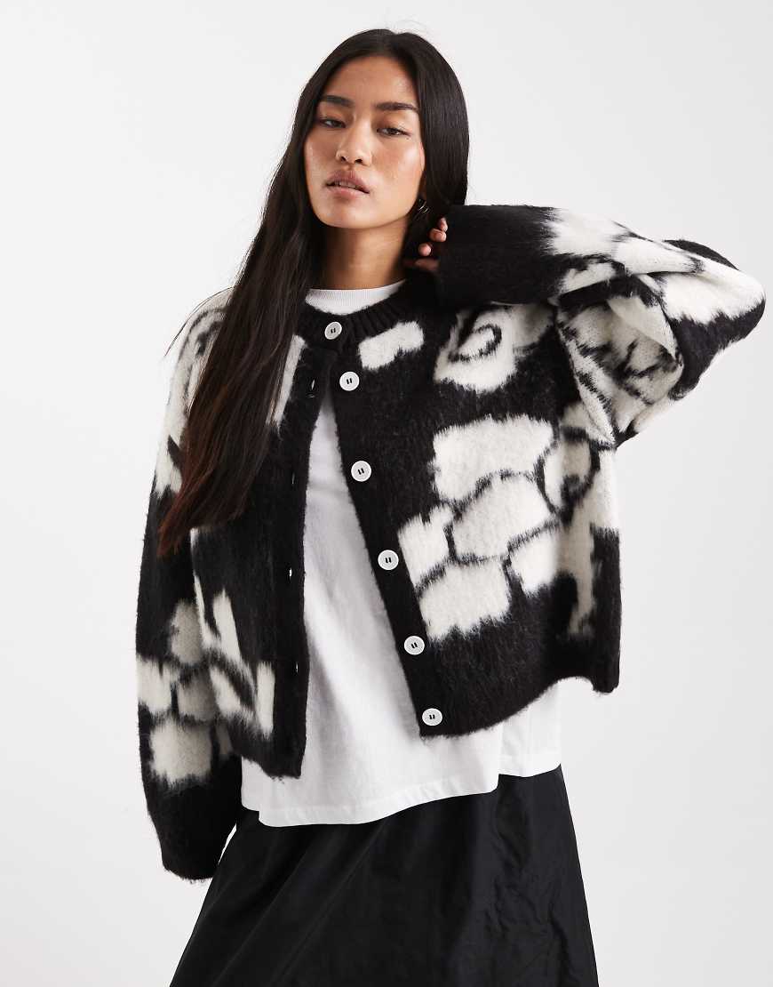 ASOS DESIGN - Angeraute Strickjacke in Schwarz mit Blumenmuster-Bunt von ASOS DESIGN
