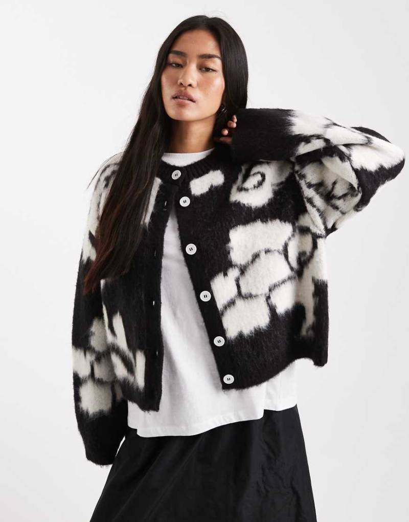 ASOS DESIGN - Angeraute Strickjacke in Schwarz mit Blumenmuster-Bunt von ASOS DESIGN