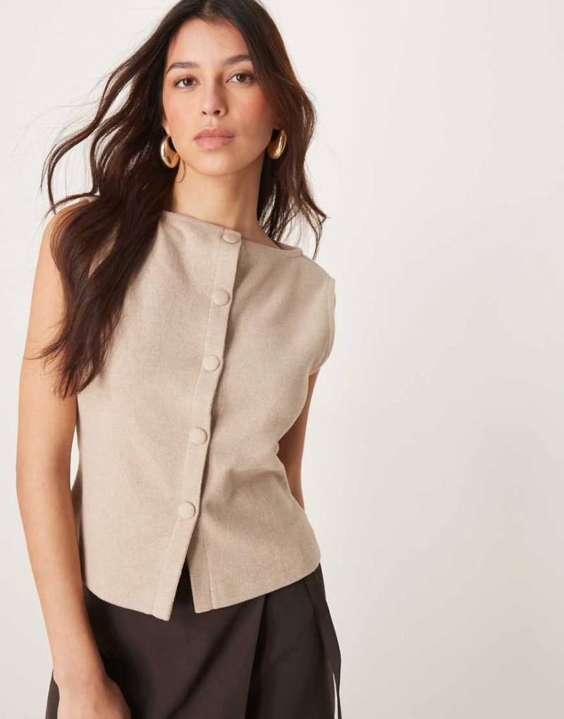 ASOS DESIGN - Angeraute Weste in Creme-Weiß von ASOS DESIGN