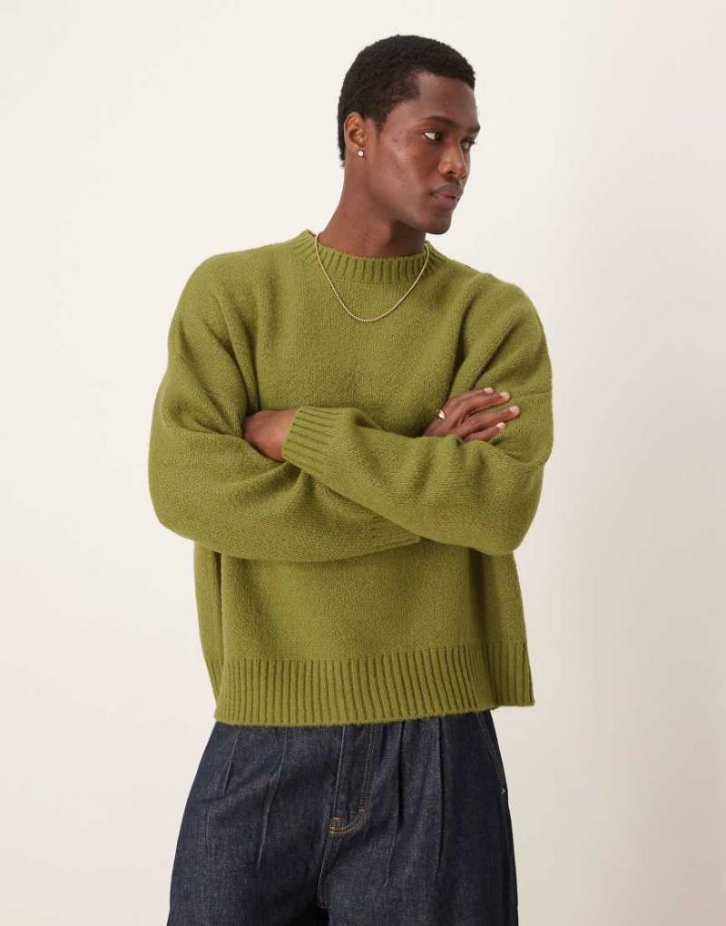 ASOS DESIGN - Angerauter, flauschiger Strickpullover in Khaki mit Rundhalsausschnitt und kastigem Super-Oversize-Schnitt-Grün von ASOS DESIGN