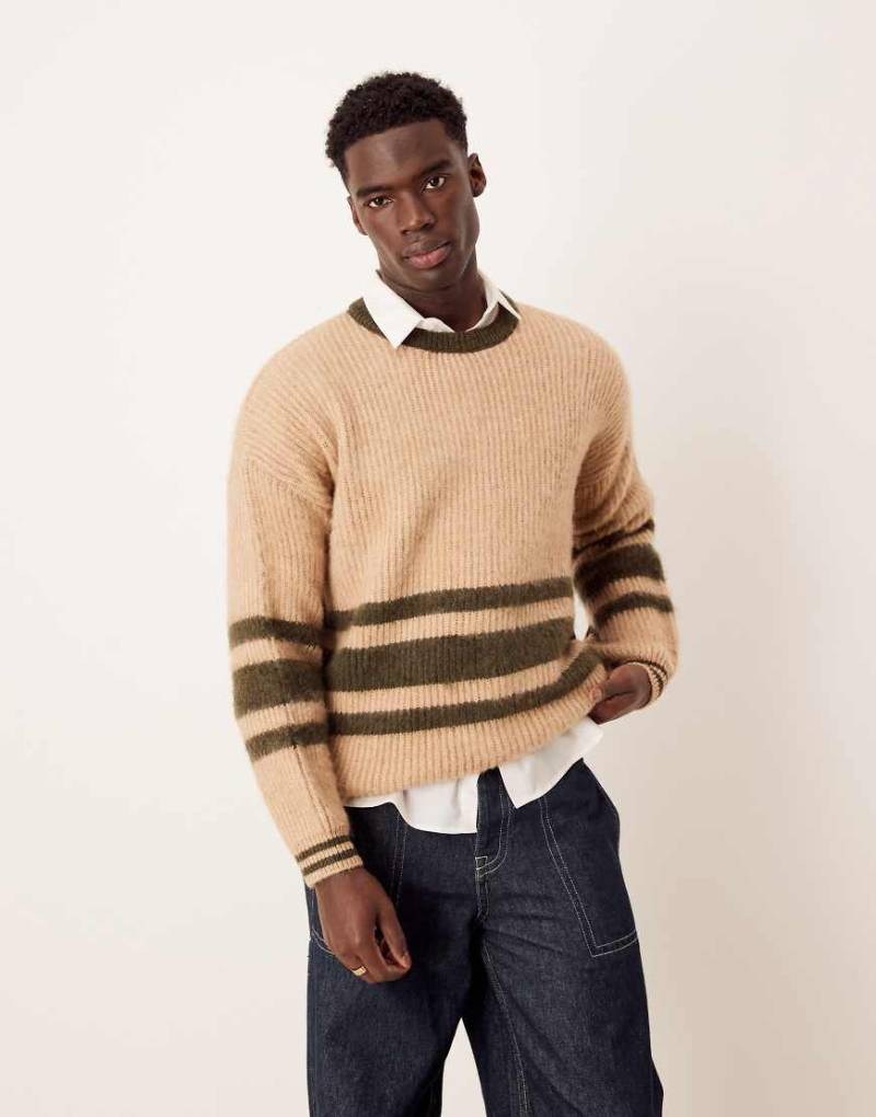 ASOS DESIGN - Angerauter, kastiger Oversize-Strickpullover in Beige und Grün gestreift mit Rundhalsausschnitt-Neutral von ASOS DESIGN