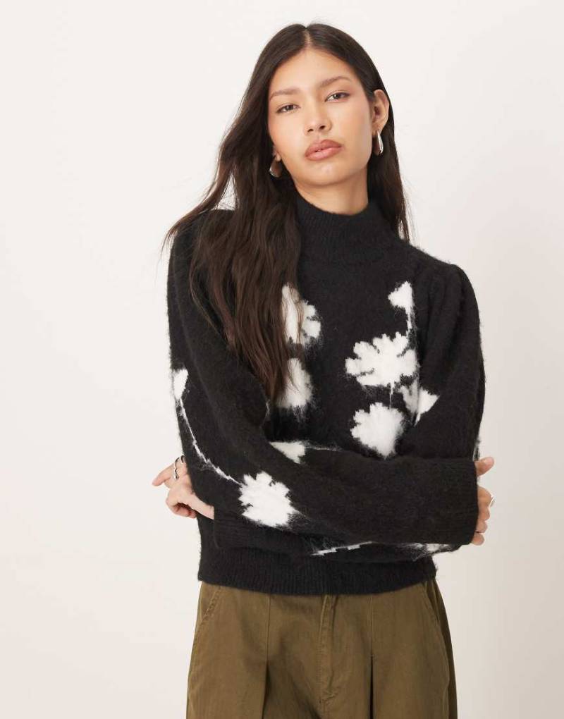 ASOS DESIGN - Angerauter, taillierter Pullover mit Blumenmuster in Schwarz-Weiß von ASOS DESIGN