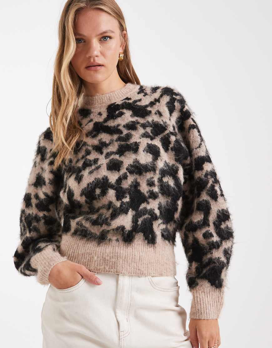 ASOS DESIGN - Angerauter, taillierter Raglan-Pullover in Braun mit Leopardenmuster-Brown von ASOS DESIGN