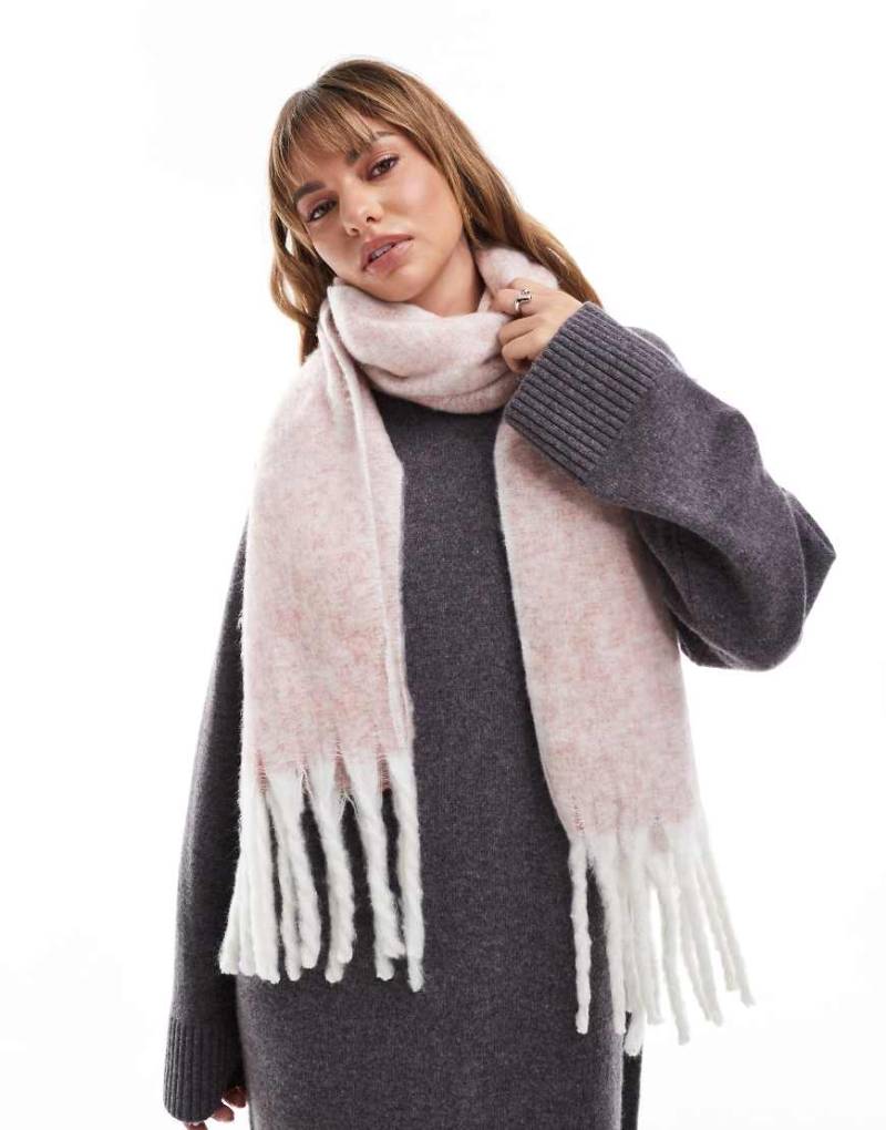 ASOS DESIGN - Angerauter, zweifarbiger Fransenschal in Rosa und Weiß von ASOS DESIGN