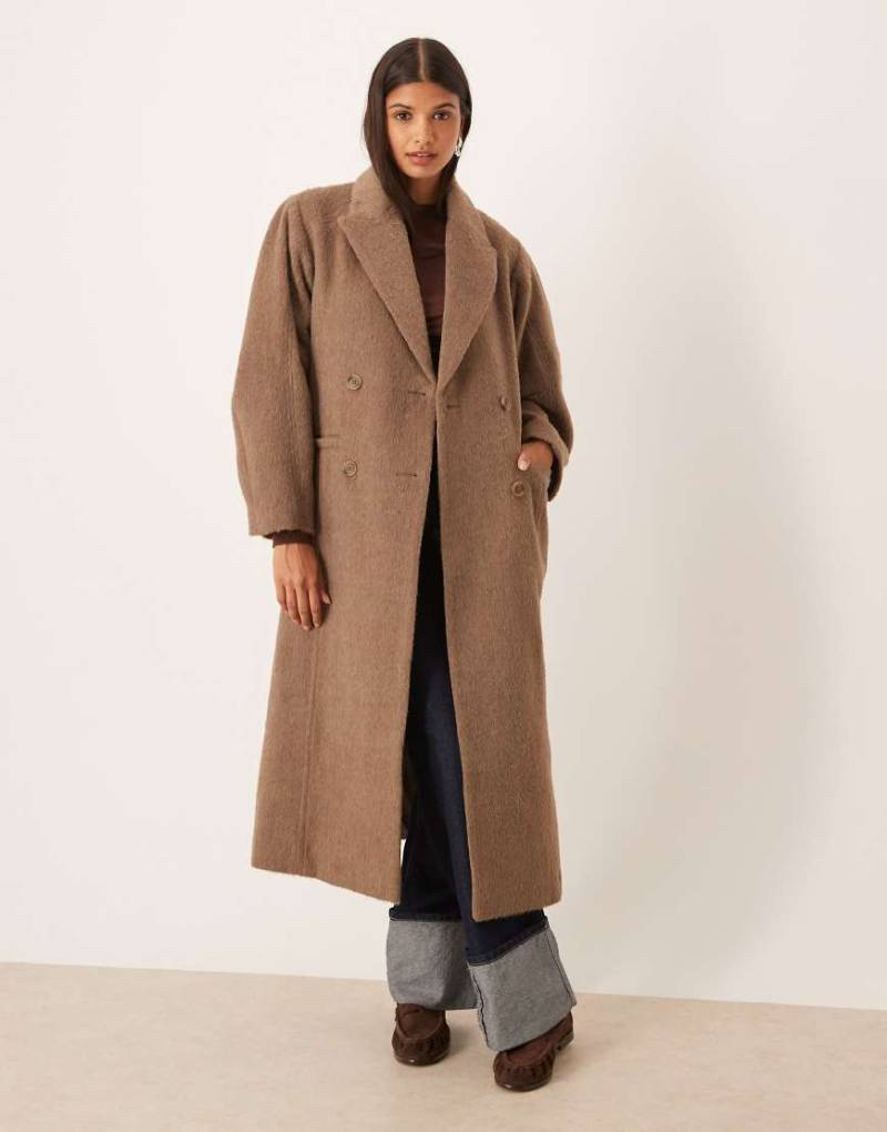 ASOS DESIGN - Angerauter Mantel in Pilzbraun mit Kuppelärmeln und schmalem Gürtel-Brown von ASOS DESIGN