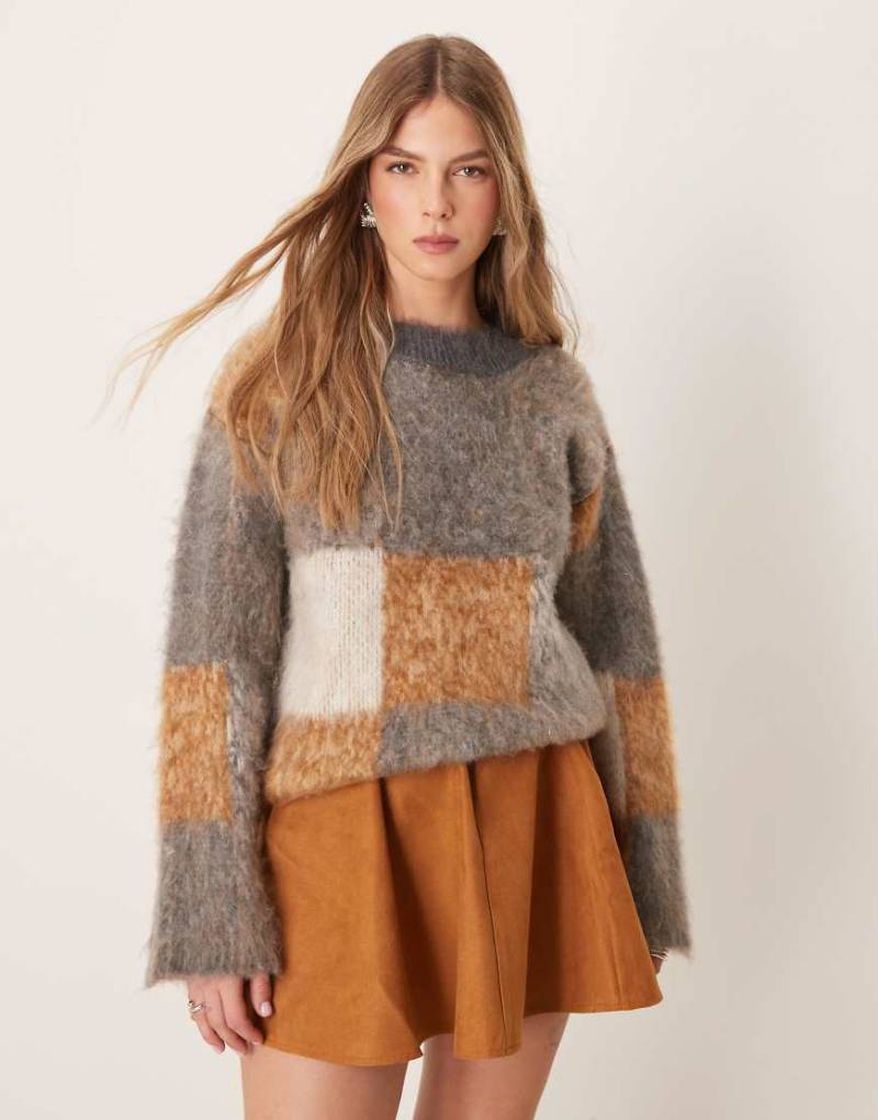 ASOS DESIGN - Angerauter Oversize-Pullover in Grau mit Karomuster-Bunt von ASOS DESIGN