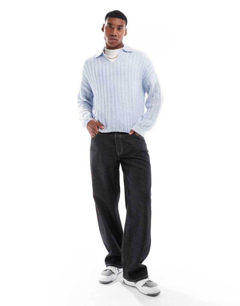 ASOS DESIGN - Oversize-Pullover aus angerautem, grobem Rippstrick in Hellblau mit eingekerbtem Ausschnitt-Marineblau von ASOS DESIGN