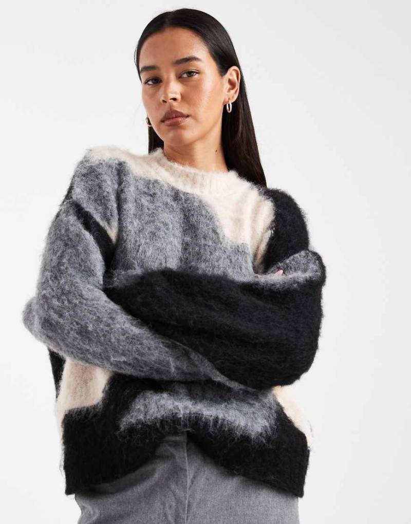 ASOS DESIGN - Angerauter Oversize-Pullover in Schwarz und Weiß mit abstraktem Muster-Bunt von ASOS DESIGN