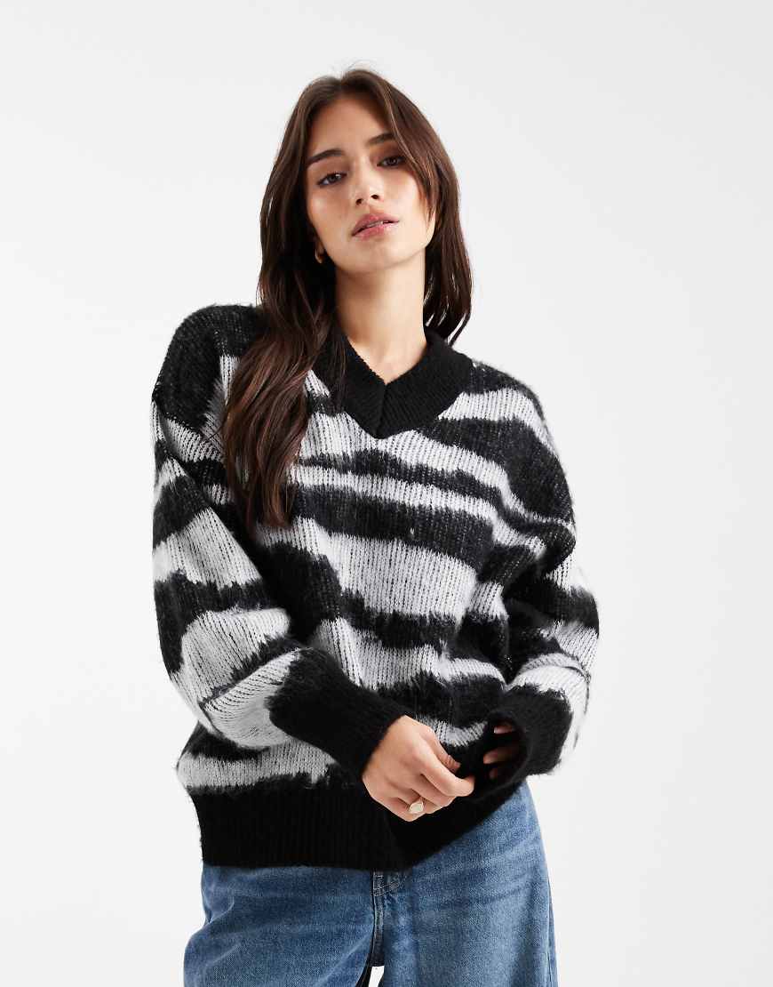 ASOS DESIGN - Angerauter Oversize-Pullover mit schwarz-weißem Zebramuster und V-Ausschnitt-Bunt von ASOS DESIGN