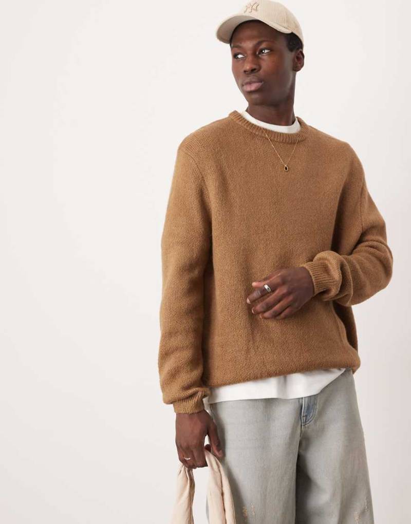 ASOS DESIGN - Angerauter Oversize-Strickpullover in Braun von ASOS DESIGN