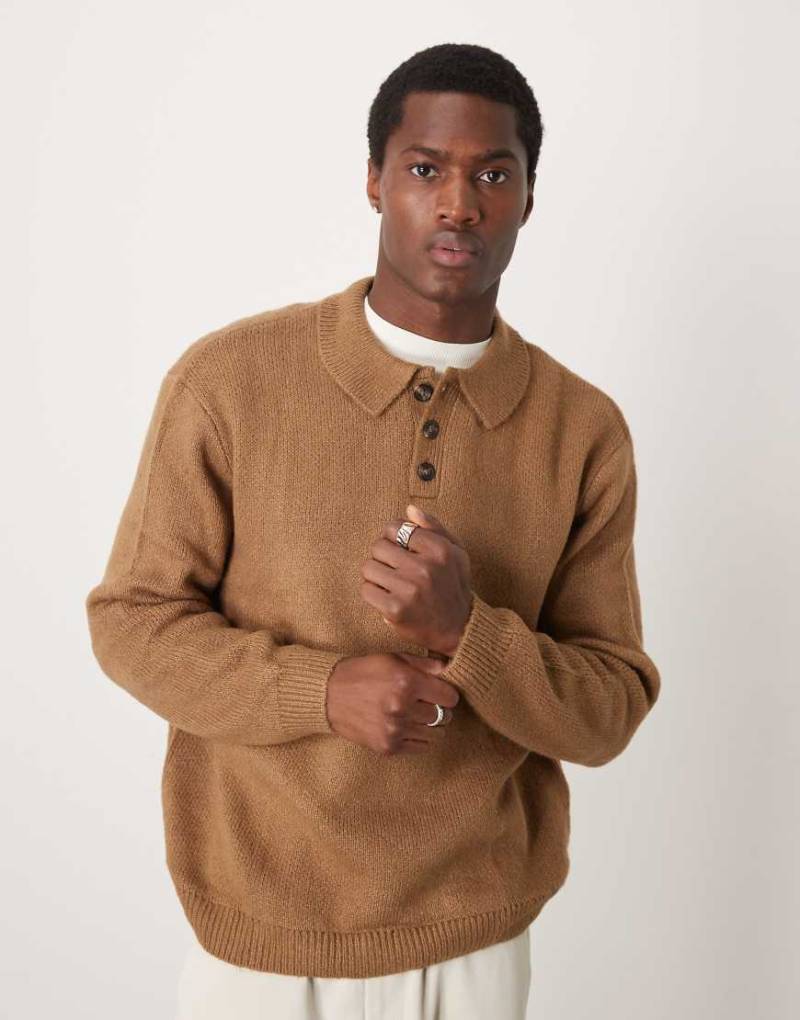 ASOS DESIGN - Angerauter Oversize-Strickpullover in Braun mit Polo-Kragen von ASOS DESIGN