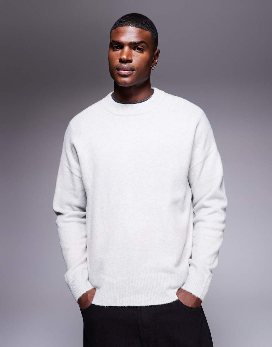 ASOS DESIGN - Angerauter Oversize-Strickpullover in Grau mit Rundhalsausschnitt von ASOS DESIGN