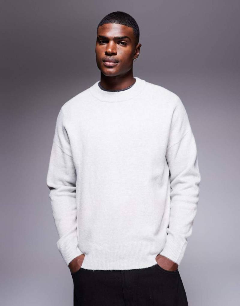 ASOS DESIGN - Angerauter Oversize-Strickpullover in Grau mit Rundhalsausschnitt von ASOS DESIGN